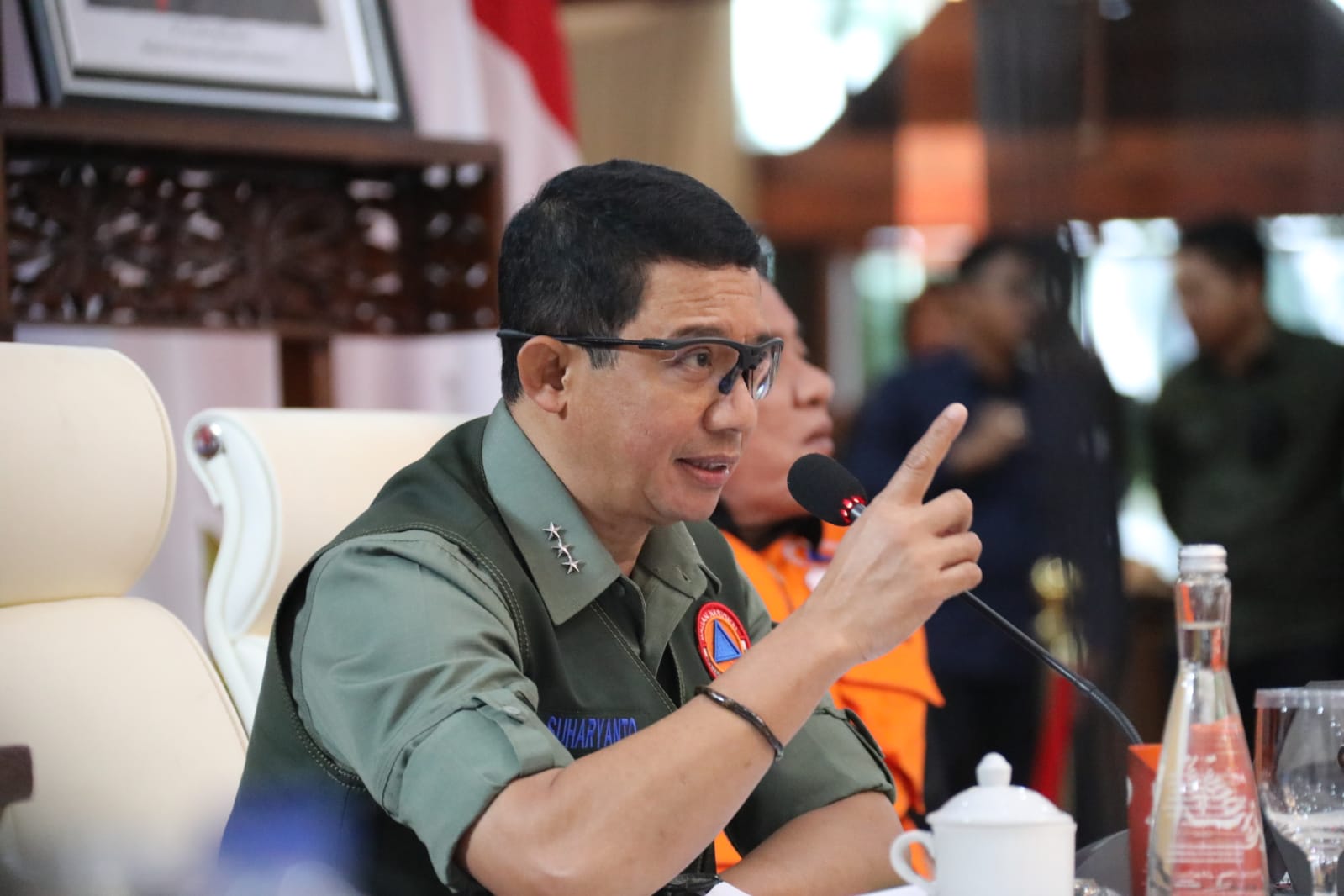 Kepala BNPB Letjen TNI Suharyanto (kemeja hijau dengan rompi) saat memberikan arahan pada Rapat Koordinasi Satuan Tugas Kebakaran Hutan dan Lahan Provinsi Sumatera Selatan di Griya Agung, Palembang, Sumatera Selatan pada Kamis (22/6). 